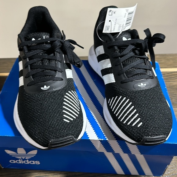 Adidas Men’s/Kids 4.5 Swift Run RF - Picture 2 of 5